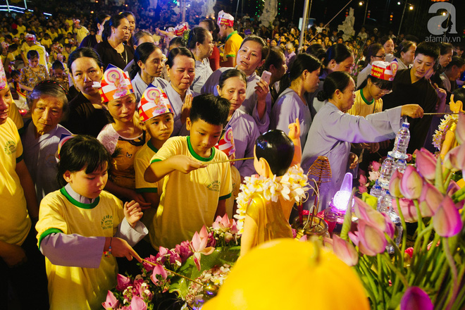 Hàng ngàn người đến đại lễ Phật Đản để được làm nghi lễ tắm Phật Hàng ngàn người đến đại lễ Phật Đản để được làm nghi lễ tắm Phật
